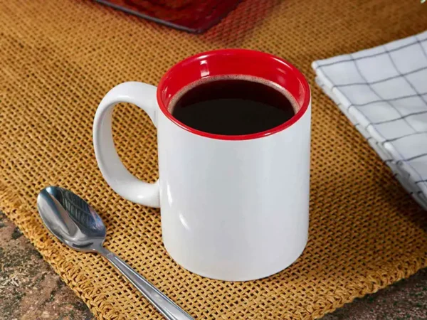 Taza Verona de cerámica blanca con interior de color y asa ergonómica para branding corporativo personalizado Dot Factory