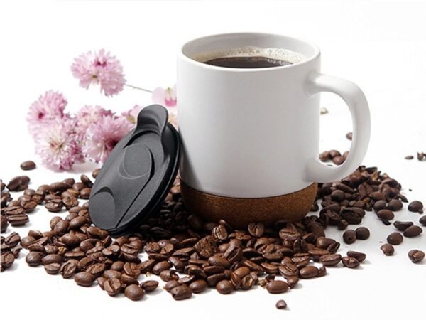 Taza Manado de cerámica 400 ml con base de corcho natural y tapa deslizable, taza personalizada para oficina y regalos corporativos de diseño contemporáneo.
