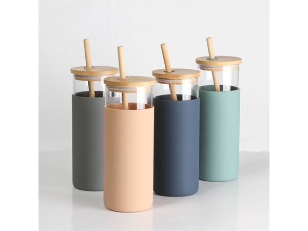 Cilindro Sorong de vidrio de borosilicato 450 ml con manga de silicón, tapa y popote de bambú, botella personalizada para equipos comerciales y fuerza de ventas.