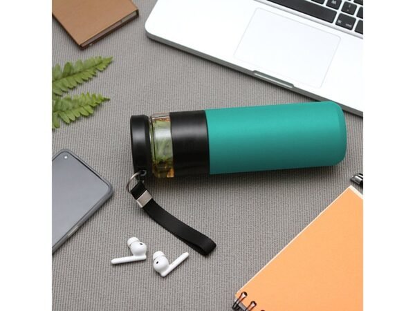 Termo Gallico de acero inoxidable 500 ml con taza de vidrio y colador de infusiones, termo personalizado para onboarding corporativo con correa de transporte.