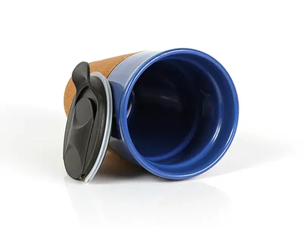 Vaso Tofanello de cerámica de 400 ml con base de corcho natural y tapa abre fácil en color azul, sin tapa.