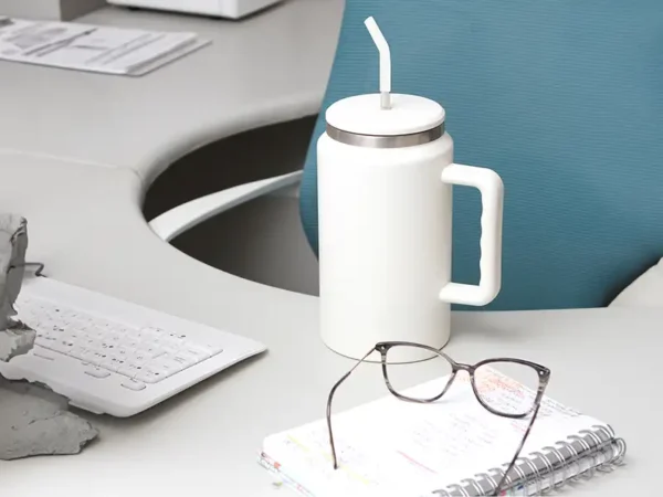 Termo Mirteto De Acero Inoxidable de 1500 ml con agarradera ergonómica y popote de acero, muestra sobre escritorio