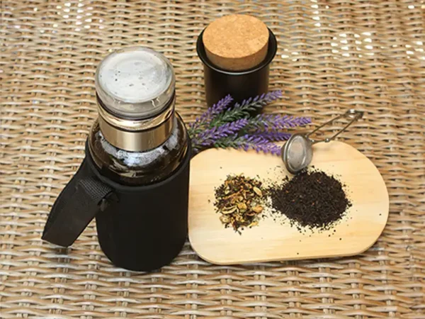 Botella Lessebo para té en vidrio de 1,400 ml - Estuche con correa - Dot Factory