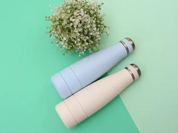 Termo Denaro de 600 ml en acero inoxidable con acabado de recubrimiento de polvo en colores brillantes.