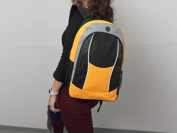 Mochila Astoria tipo backpack con bolsa de red lateral y salida para audífonos. Uso.