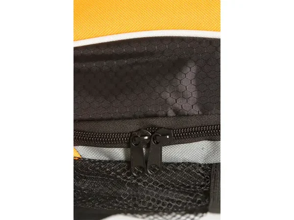 Mochila Astoria tipo backpack con bolsa de red lateral y salida para audífonos. Detalle de cierres.