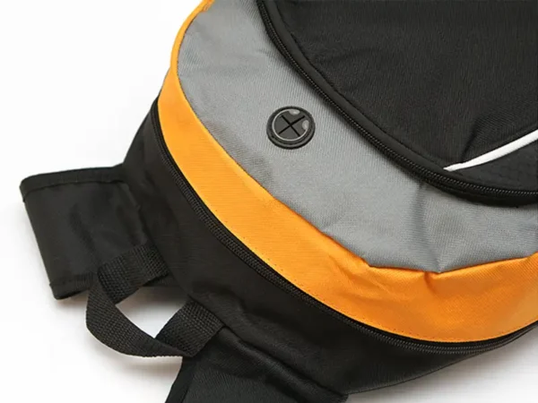 Mochila Astoria tipo backpack con bolsa de red lateral y salida para audífonos. Detalle de salida de audífonos.