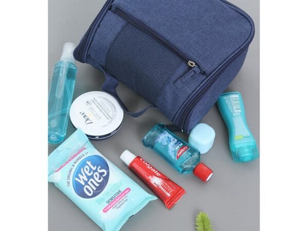 Bolsa Strano multiusos de poliéster con gancho metálico y compartimentos de malla, organizador de viaje personalizado para kits corporativos y ejecutivos.