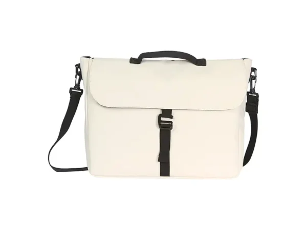 Porta Laptop Allaire de curpiel con compartimento para laptop hasta 18”, correa ajustable con cojín y broche metálico, en color beige