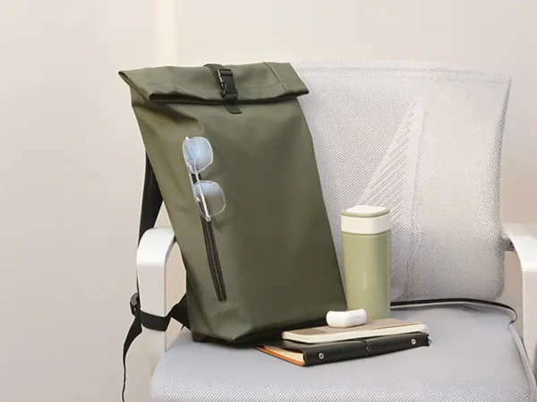 Mochila Ehrwald de curpiel con bolsillo frontal con cierre, panel acolchonado y cintas ajustables, en colores azul, beige, negro y verde militar Muestra uso cotidiano