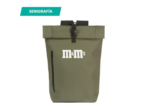 Mochila Ehrwald de curpiel con bolsillo frontal con cierre, panel acolchonado y cintas ajustables, en colores azul, beige, negro y verde militar Muestra de color