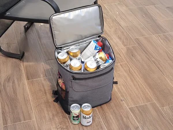 Detalle de bolsillo frontal con cremallera en Hielera Moree, mochila hielera corporativa personalizada Uso.