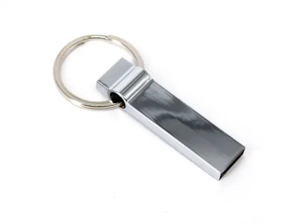 Memoria Usb Platinum metálica tipo llavero con aro integrado disponible en 8GB, 16GB, 32GB y 64GB.