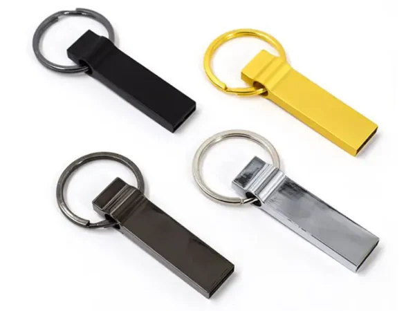 Memoria Usb Platinum metálica tipo llavero con aro integrado disponible en 8GB, 16GB, 32GB y 64GB.