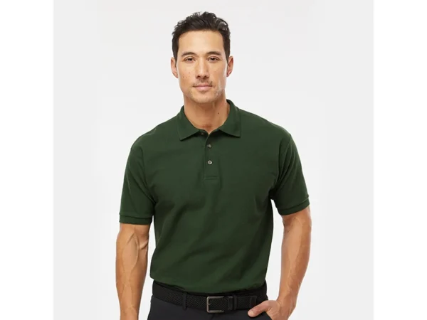 PLAYERAS TIPO POLO de piqué 100% algodón ring spun de 230 gr con cuello tejido y 3 botones para uniformes corporativos.