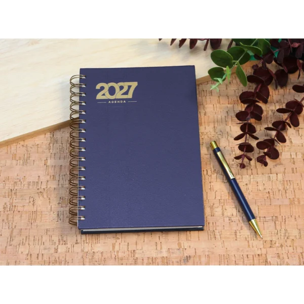 Agenda Diaria Bernetti 2027 con espiral dorada, cubierta curpiel, bolígrafo y caja de cartón individual