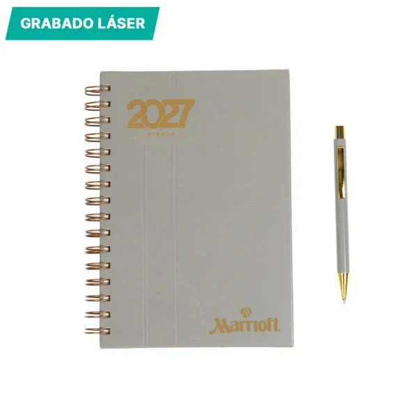 Agenda Diaria Bernetti 2027 con espiral dorada, cubierta curpiel, bolígrafo y caja de cartón individual