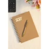 Agenda Diaria Bernetti 2027 con espiral dorada, cubierta curpiel, bolígrafo y caja de cartón individual