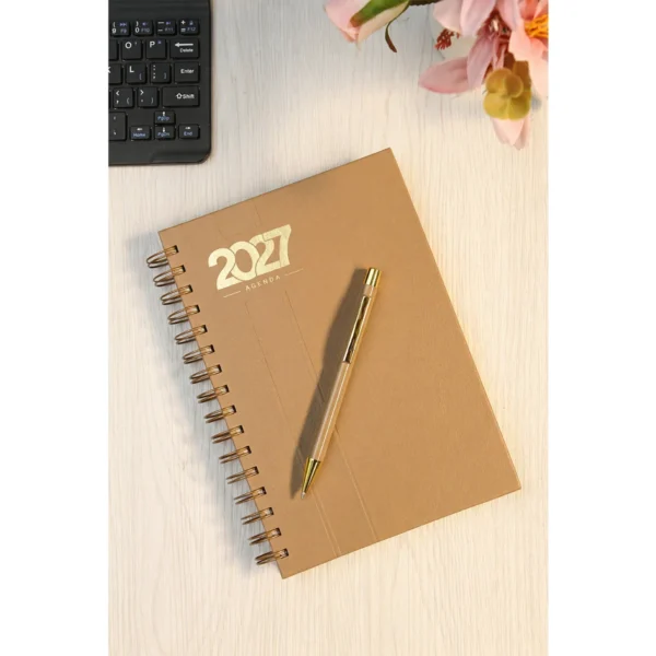 Agenda Diaria Bernetti 2027 con espiral dorada, cubierta curpiel, bolígrafo y caja de cartón individual