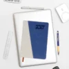 Agenda Diaria Cameri en curpiel bi-tono con bolígrafo de bambú y caja de regalo individual, vista frontal
