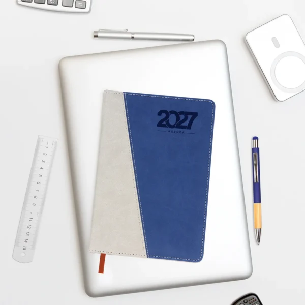 Agenda Diaria Cameri en curpiel bi-tono con bolígrafo de bambú y caja de regalo individual, vista frontal