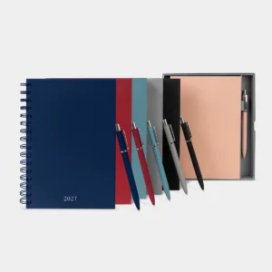 AGENDA DIARIA LETTE 2027 de curpiel con espiral metálico, bolígrafo metálico y caja tipo regalo incluidos, formato 14.5 x 21 cm