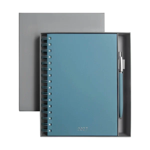 AGENDA DIARIA LETTE 2027 de curpiel con espiral metálico, bolígrafo metálico y caja tipo regalo incluidos, formato 14.5 x 21 cm