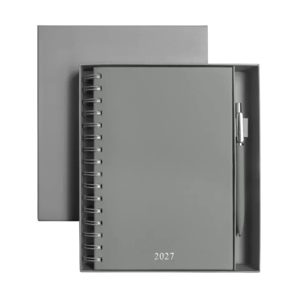 AGENDA DIARIA LETTE 2027 de curpiel con espiral metálico, bolígrafo metálico y caja tipo regalo incluidos, formato 14.5 x 21 cm