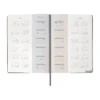 AGENDA DIARIA ULTRA 2027 en curpiel formato 20x27 cm con caja individual y 174 hojas de planeación diaria