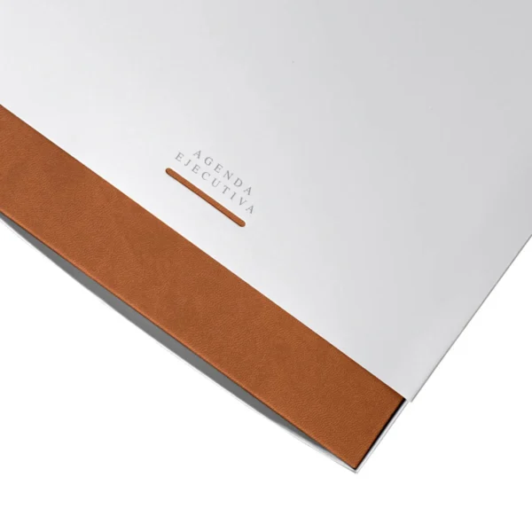 Agenda Ejecutiva Clásica 2027 de tapa en curpiel con área de impresión de 16 x 15 cm, formato 20.5 x 23.5 cm, con caja individual