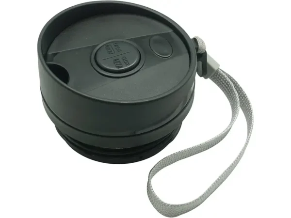 Detalle del botón de apertura y cierre en tapa de Mug Bronx, vaso térmico corporativo personalizado