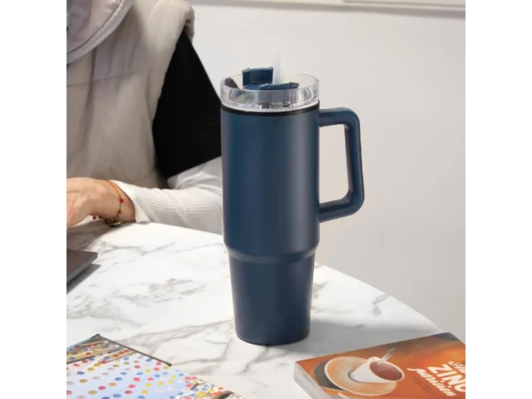 Mug Mega de 880ml con popote y acabado mate en colores negro para transporte y turismo