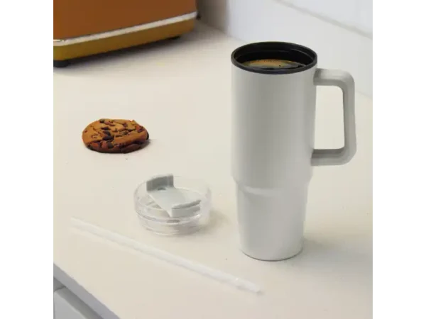 Mug Mega de 880ml con popote y acabado mate para transporte y turismo Sobre una mesa