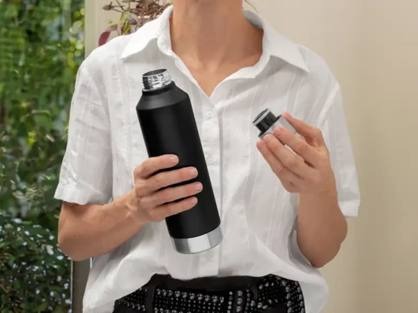 Botella Termica Chamonix de acero inoxidable con pintura powder coat y caja de regalo Kraft. Uso