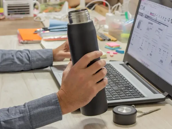 Botella Manhattan negra 800 ml de acero inoxidable, vista frontal, personalizada con logotipo Uso.