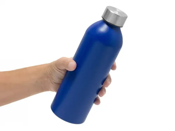 Botella de aluminio Tulum acabado mate colores negro blanco y azul con tapa de acero inoxidable para merchandising automotriz de Dot Factory. Muestra en mano.