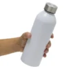 Botella de aluminio Tulum acabado mate colores negro blanco y azul con tapa de acero inoxidable para merchandising automotriz de Dot Factory. Muestra de cilindro en mano