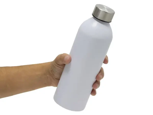 Botella de aluminio Tulum acabado mate colores negro blanco y azul con tapa de acero inoxidable para merchandising automotriz de Dot Factory. Muestra de cilindro en mano