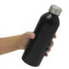 Botella de aluminio Tulum acabado mate colores negro con tapa de acero inoxidable para merchandising automotriz de Dot Factory. Muestra de cilindro en mano