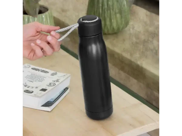 Botella térmica Montana, de acero inoxidable doble pared con correa gris para viajes y auto. Contexto correa