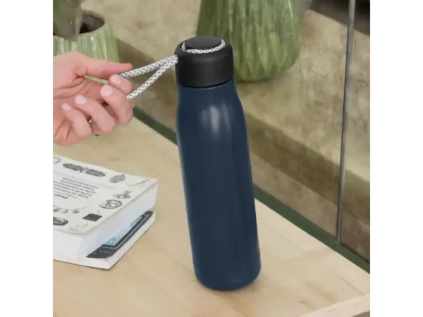 Botella térmica Montana, de acero inoxidable doble pared con correa gris para viajes y auto. Muestra la correa