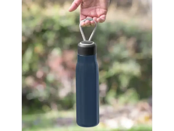 Botella térmica Montana, de acero inoxidable doble pared con correa gris para viajes y auto. Muestra de uso