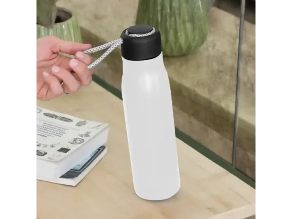 Botella térmica Montana, de acero inoxidable doble pared con correa gris para viajes y auto. Detalle de correa