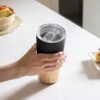 Mug Termico Nordico de acero inoxidable con detalles de bambú 600ml, termo doble pared al vacío con sistema antiderrame para fuerza de ventas, vaso térmico premium en caja Kraft.