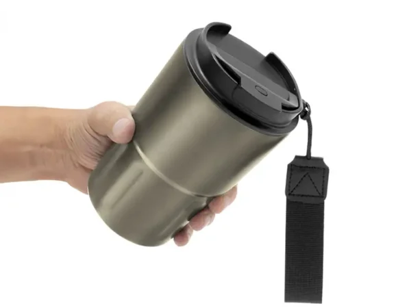 Mug térmico Capof de 400ml acero mate con correa negra. Muestra producto en mano