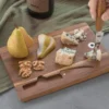 Tabla Para Quesos Emmental en madera de acacia con cuchillo para quesos imantado y caja de regalo kraftMuestra de usos