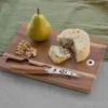 Tabla Para Quesos Emmental en madera de acacia con cuchillo para quesos imantado y caja de regalo kraftMuestra de tabla con quesos y frutas.