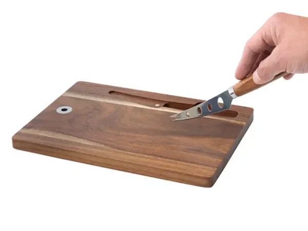 Tabla Para Quesos Emmental en madera de acacia con cuchillo para quesos imantado y caja de regalo kraft Foto con cuchillo en mano