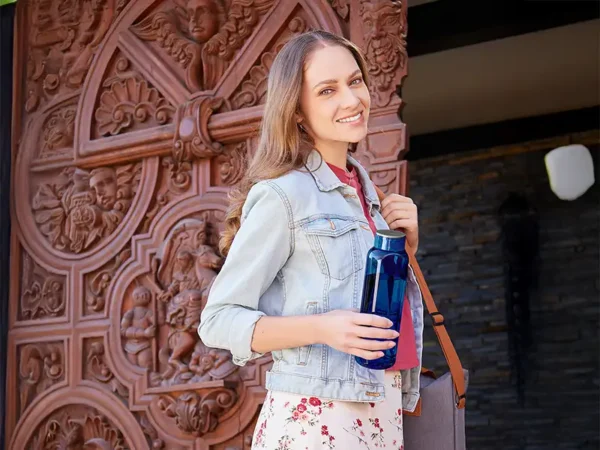 Cilindro Alex de Tritán traslúcido de 800ml con tapa twist-off. Muestra de uso.