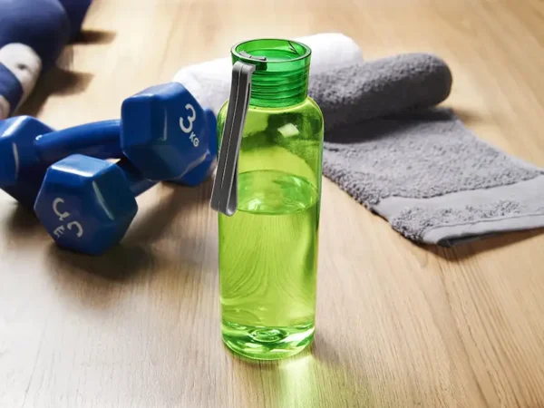 Cilindro Saratoga de plástico RPET reciclado 500 ml con tapa de rosca y asa de silicón para transportarlo